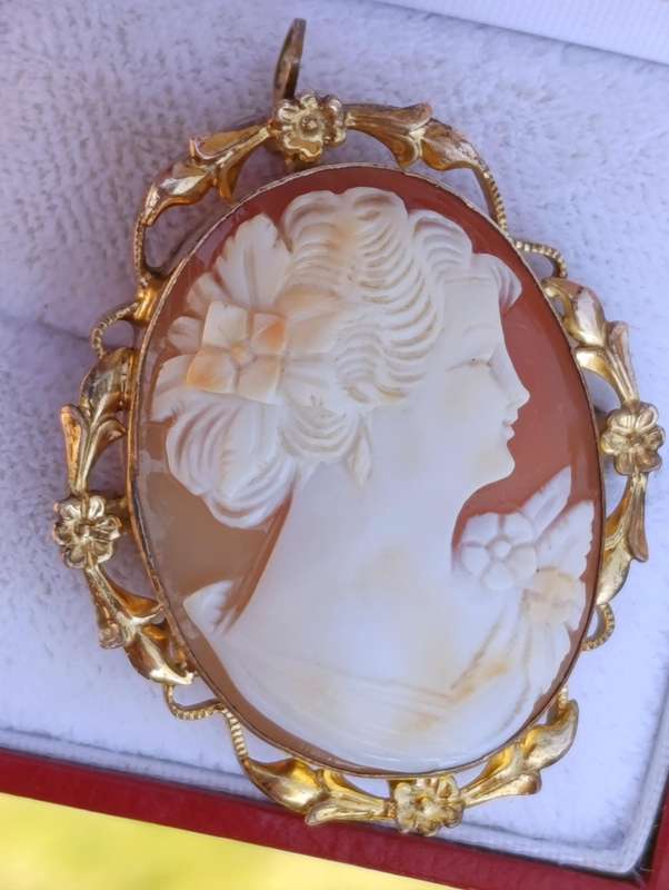 1/20th 12K Golf Filled Cameo Pendant