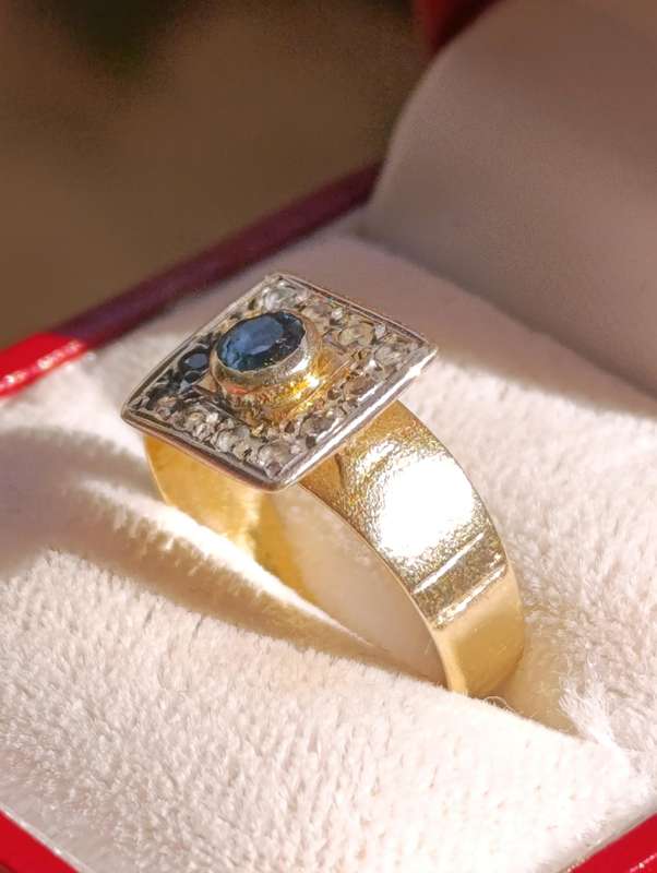 Estate Sapphire & Diamonds Ring