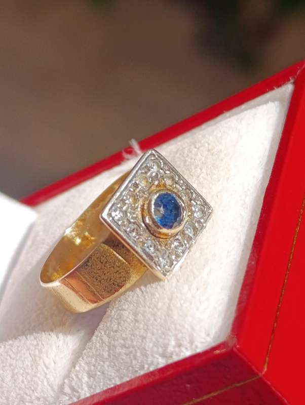 Estate Sapphire & Diamonds Ring