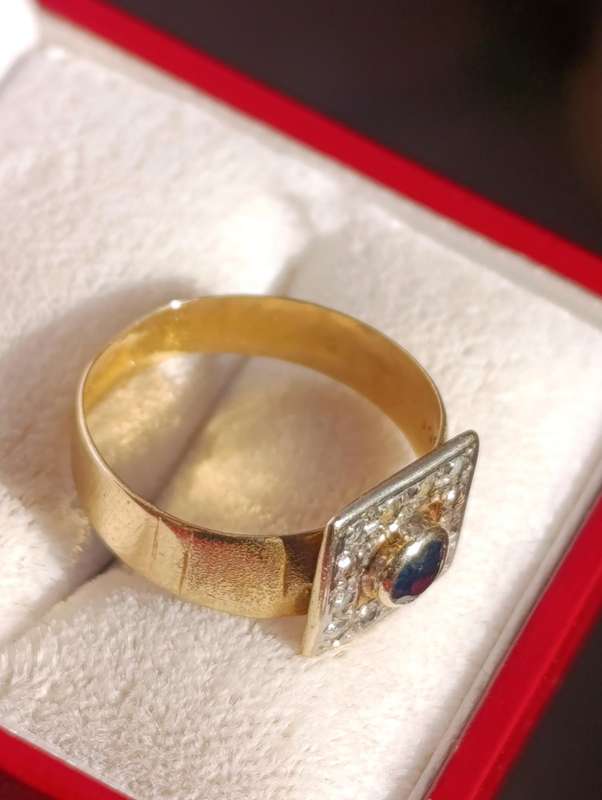 Estate Sapphire & Diamonds Ring
