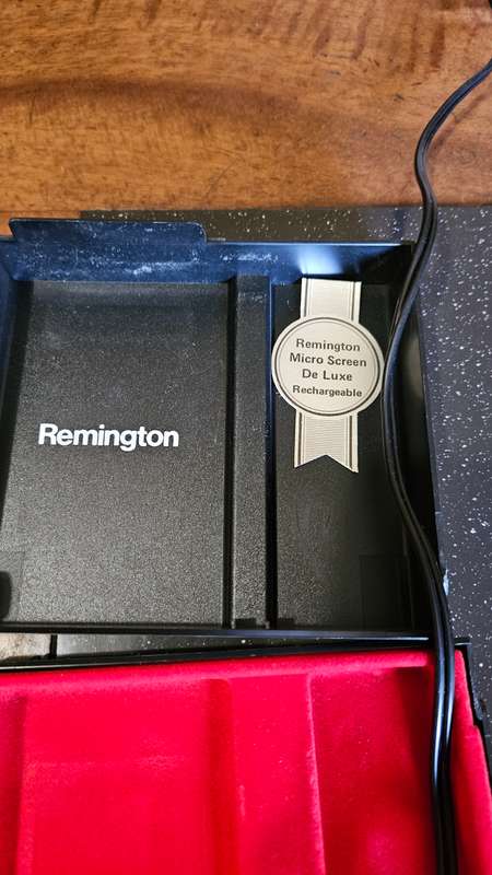 Remington De Lux Men's Rechargeable  Shaver