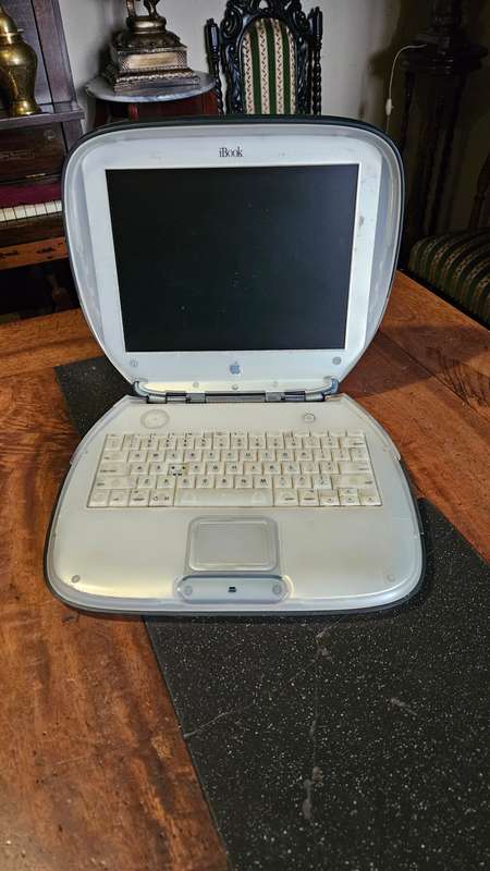Apple I-Book Computer - MY Family No: M2453