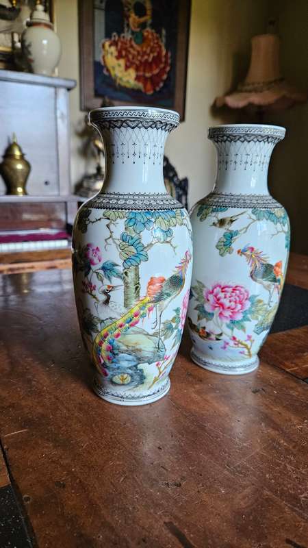 Gorgeous Oriental Vases 23cm Tall