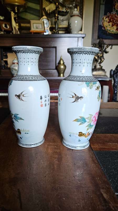 Gorgeous Oriental Vases 23cm Tall