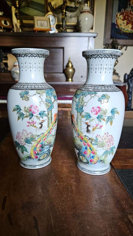 Gorgeous Oriental Vases 23cm Tall