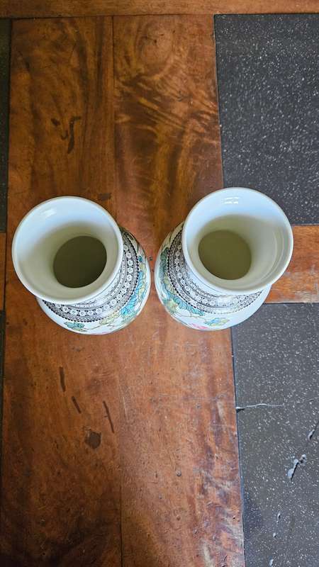 Gorgeous Oriental Vases 23cm Tall