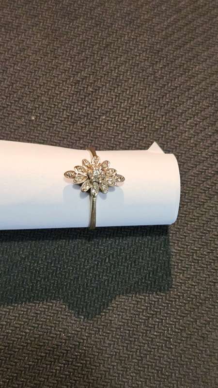 Beautiful 9ct Gold Ring