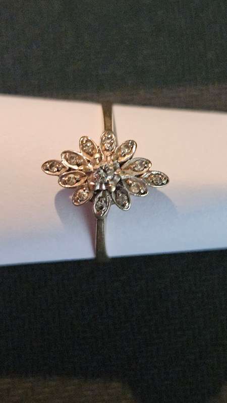 Beautiful 9ct Gold Ring