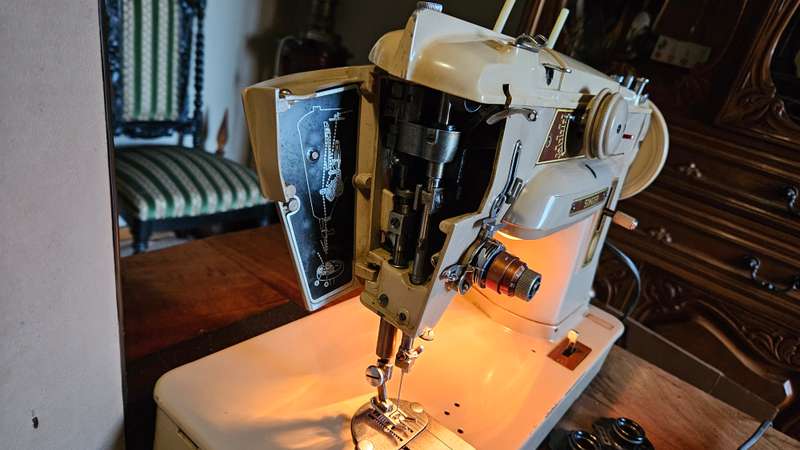 Vintage Singer Sewing Machine Plus Accessories