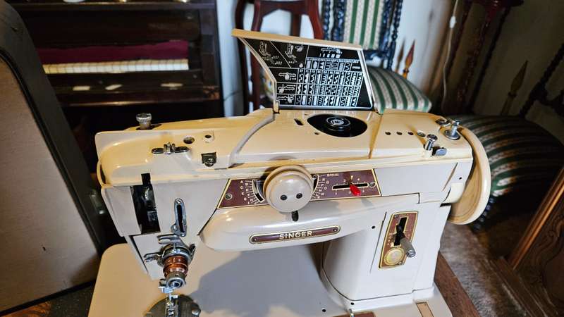 Vintage Singer Sewing Machine Plus Accessories