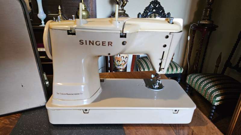 Vintage Singer Sewing Machine Plus Accessories