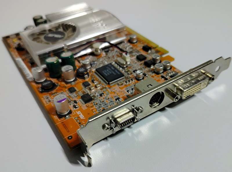 Asus ATI AMD Radeon X600 XT | PCI-E | 128MB | DVI & S-Video | Has artifacts on display