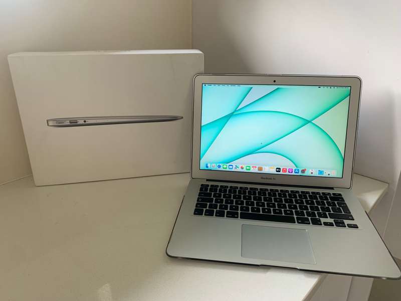 Amazing Offer MacBook Air (13-inch, 2015) PRISTINE CONDITION