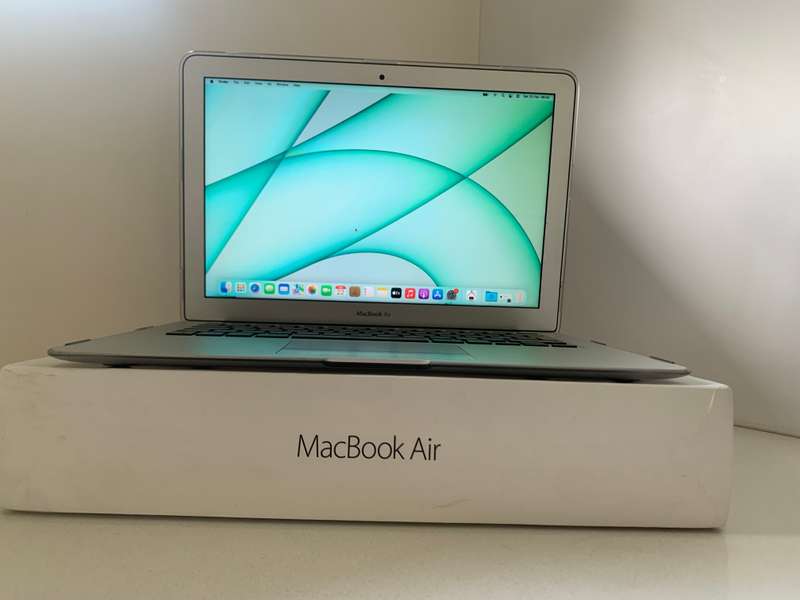 Amazing Offer MacBook Air (13-inch, 2015) PRISTINE CONDITION