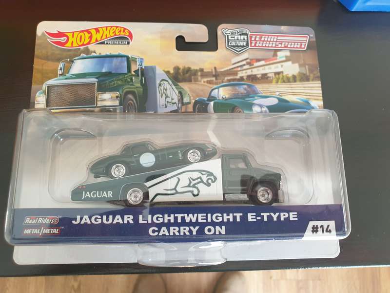 Hot Wheels Team Transport #14 Jaguar Lightweight E-Type with Carry On