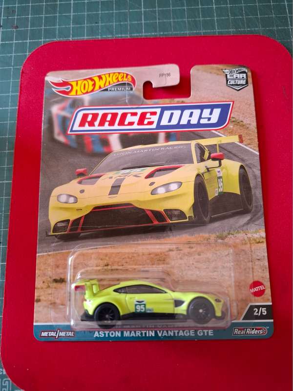 Hot Wheels Premium Race Day 2/5 Aston Martin Vantage