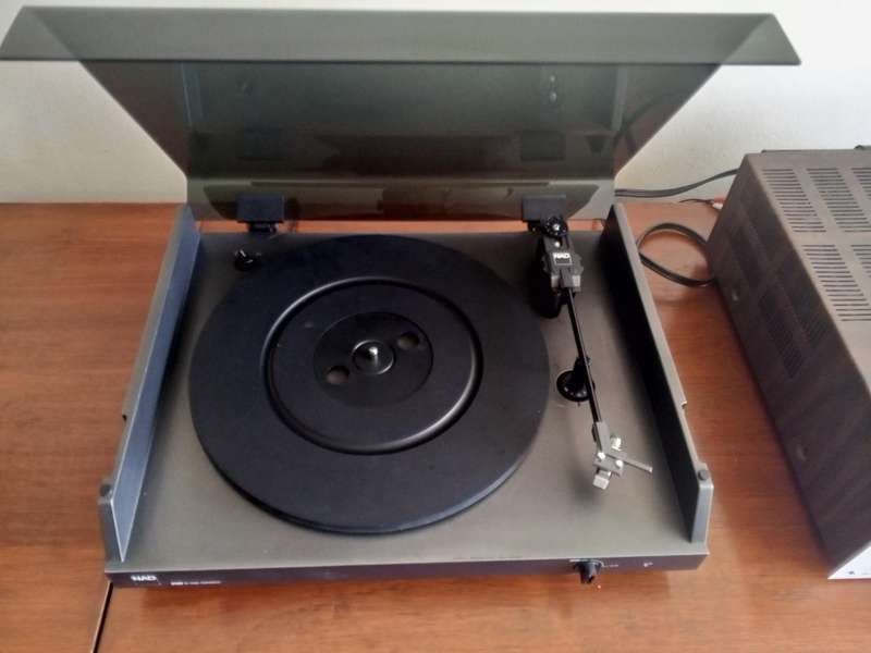 NAD 5120 Belt Drive Turntable