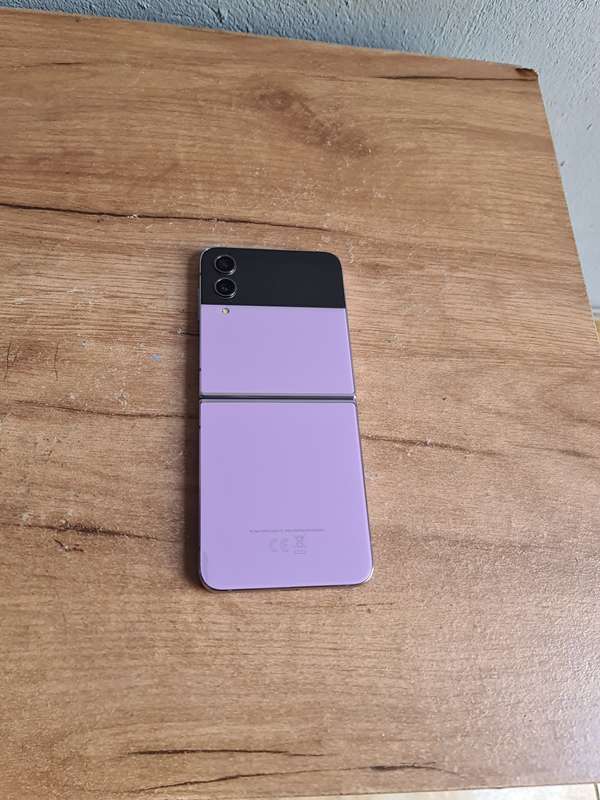 Samsung Galaxy Z Flip 4 5G 256GB Pre owned Graphite