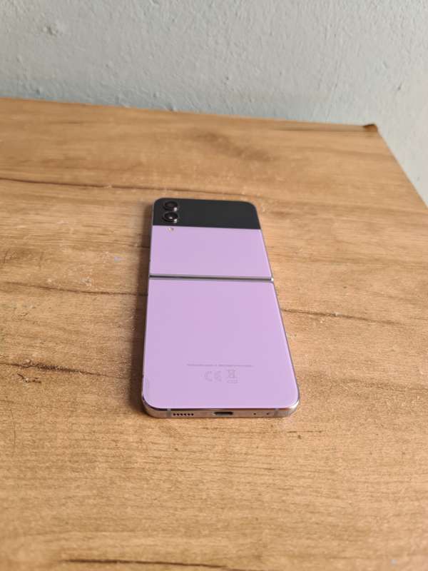 Samsung Galaxy Z Flip 4 5G 256GB Pre owned Graphite