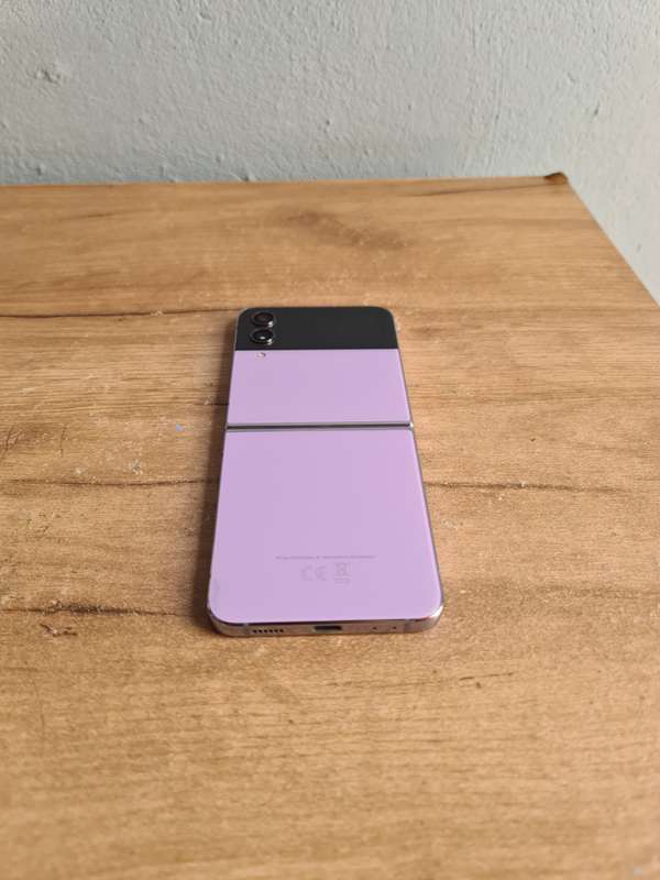 Samsung Galaxy Z Flip 4 5G 256GB Pre owned Graphite