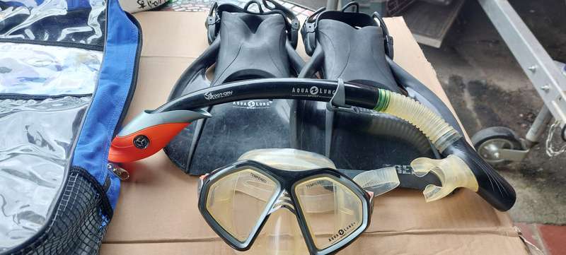 AQUA LUNG FLIPPERS AND SNORKEL IN BAG