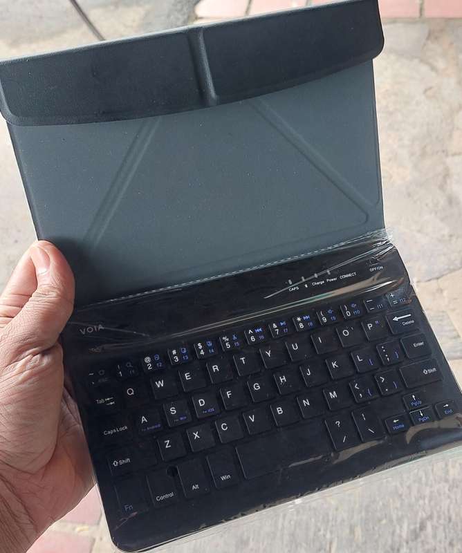 VOIA WIRELESS KEYBOARD IN A MAGNETIC CASE