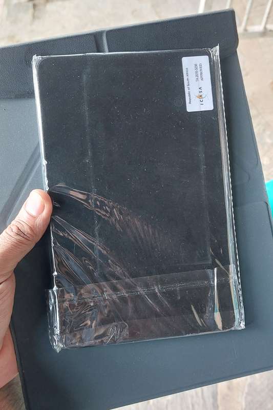 VOIA WIRELESS KEYBOARD IN A MAGNETIC CASE