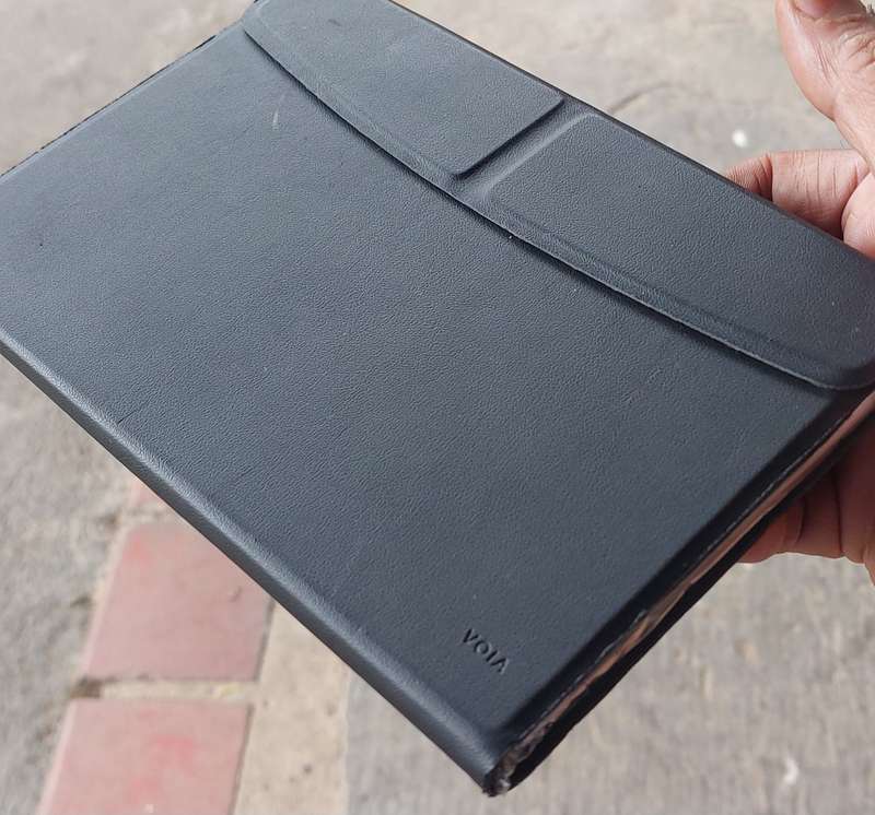 VOIA WIRELESS KEYBOARD IN A MAGNETIC CASE
