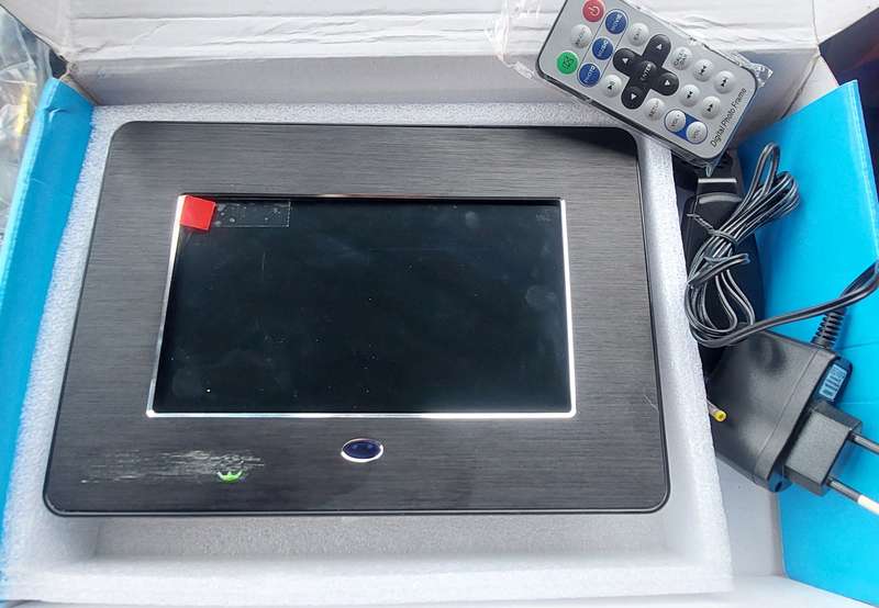 DIGIAL FRAME PLAYS MUSIC and MOVIES