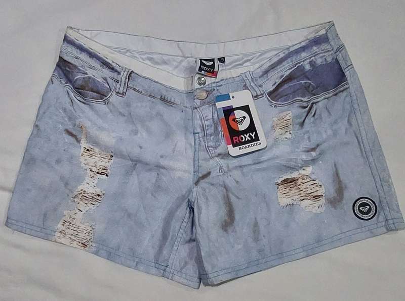 LADIES ROXY BOARD SHORTS SIZE SMALL 36
