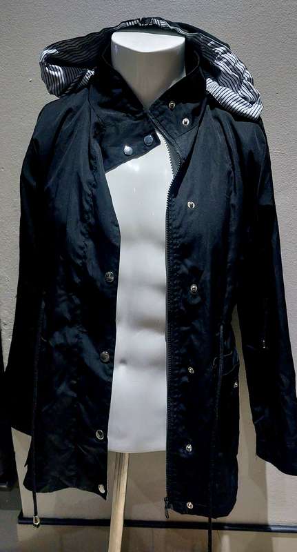 LADIES JACKET SIZE MEDIUM
