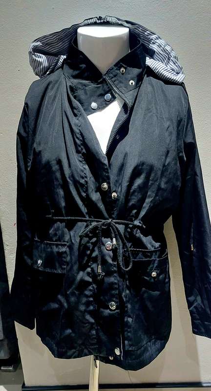 LADIES JACKET SIZE MEDIUM