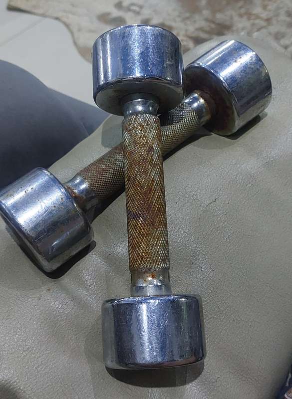 YORK 5LB DUMBELL HAS SURFACE RUST SEE PICS WEIGHT