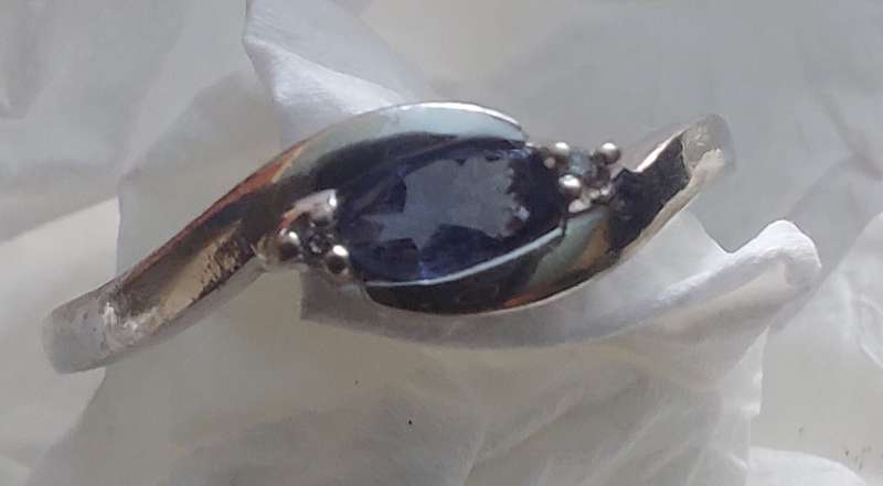 9CT 375 STAMPED WHITE GOLD TANZANITE WITH 2 DIAMONDS RING