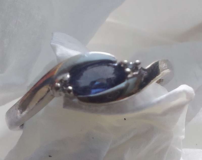 9CT 375 STAMPED WHITE GOLD TANZANITE WITH 2 DIAMONDS RING