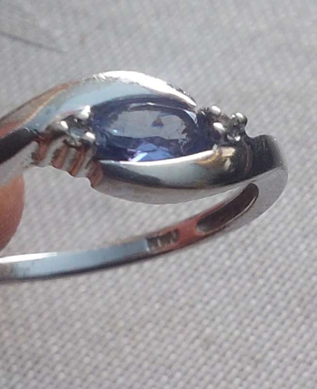9CT 375 STAMPED WHITE GOLD TANZANITE WITH 2 DIAMONDS RING