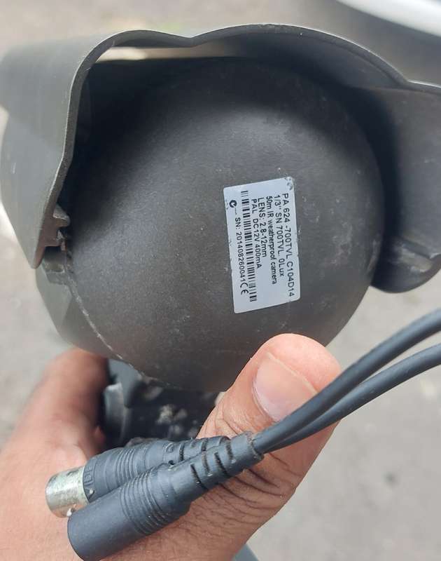 LARGE WATERPROOF SECURITY CAMERA READ DISCRIPTION