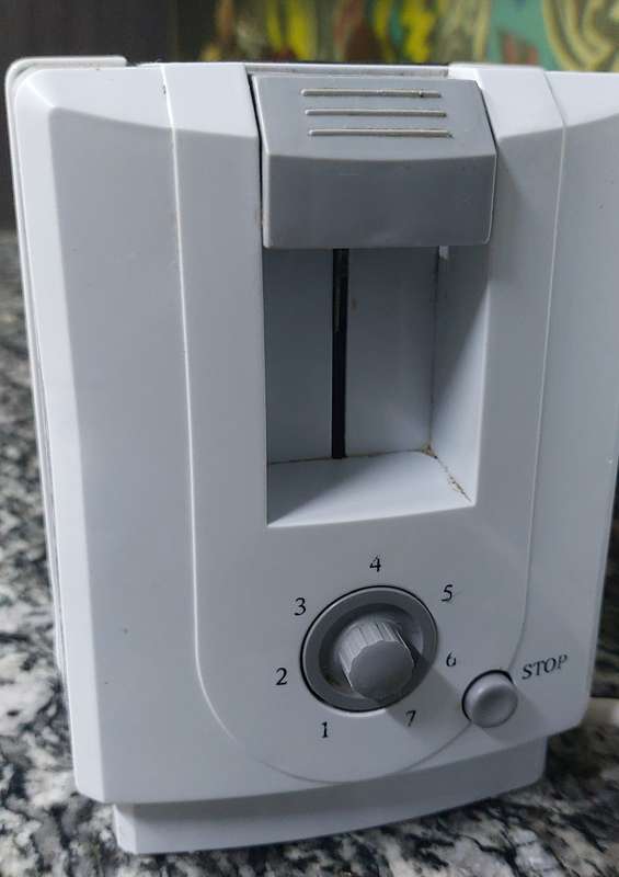 LOGIK 2 SLICE TOASTER