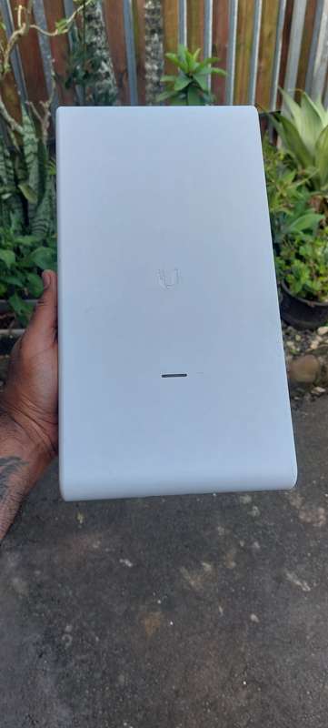 UBIQUITI UNIFI MESH PRO ACCESS POINT READ DISCRIPTION