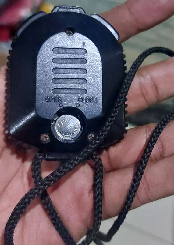 STOPWATCH WORKS PERFECTLY BATTERY COVER MISSING BUT DOES NOT AFFECT OPERATION