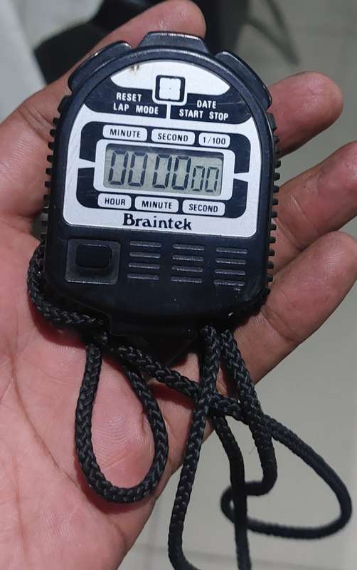 STOPWATCH WORKS PERFECTLY BATTERY COVER MISSING BUT DOES NOT AFFECT OPERATION