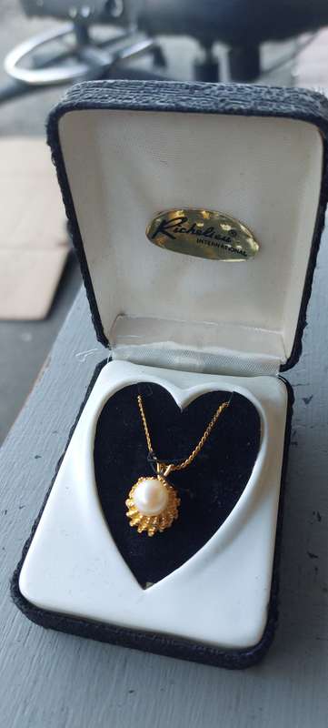 VINTAGE LADIES CHAIN AND PENDANT