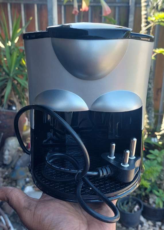 MINI BEAN TO CUP COFFEE MAKER OR TEA INCLUDING MUGS