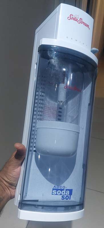 SODA STREAM MACHINE INCLUDE BOTTLE READ DISCRIPTION