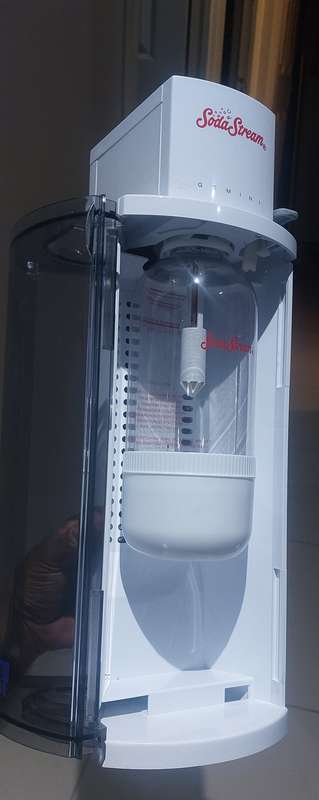 SODA STREAM MACHINE INCLUDE BOTTLE READ DISCRIPTION