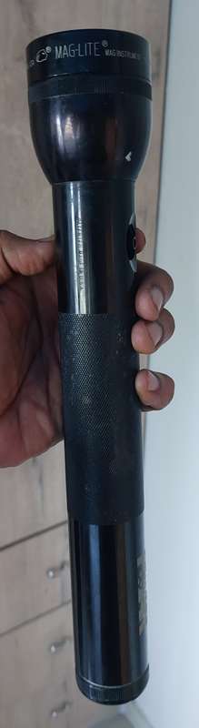 VINTAGE MAGLIGHT TORCH METAL MADE IN THE USA WORKS 200% INCLUDE SPARE GLOBE