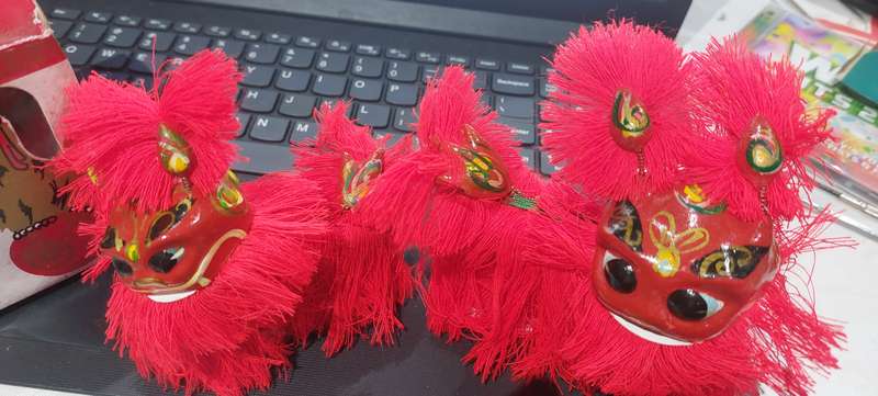 VINTAGE NEW IN BOX PAIR OF CHINESE HAND PAINTED BOBBLE HEAD LIONS WITH BRUSH FEET.