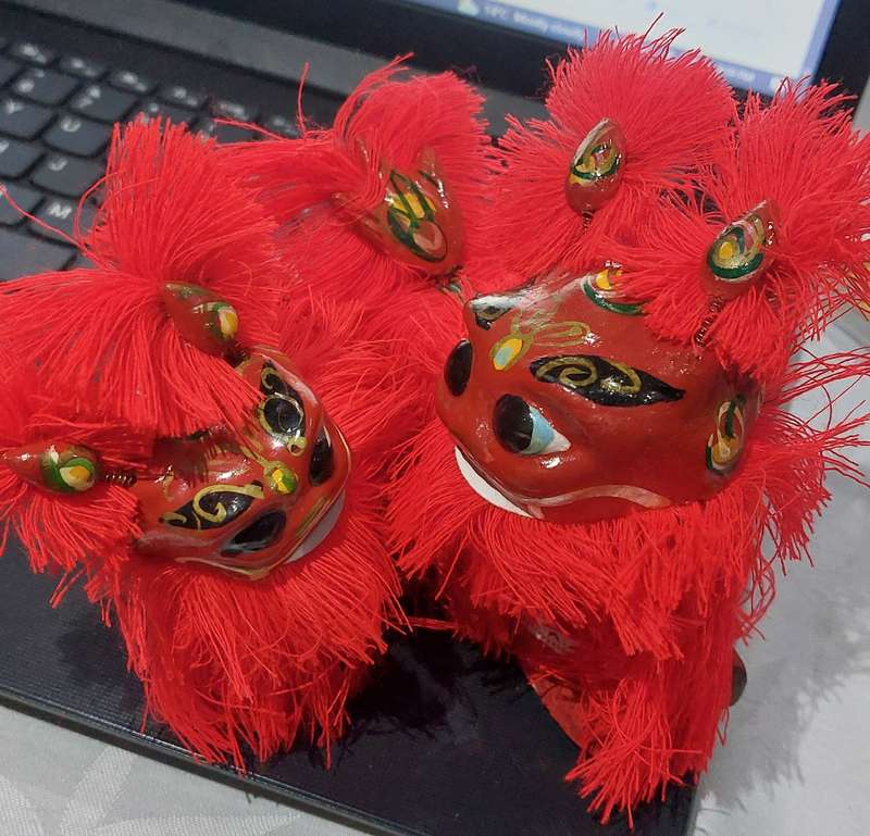 VINTAGE NEW IN BOX PAIR OF CHINESE HAND PAINTED BOBBLE HEAD LIONS WITH BRUSH FEET.