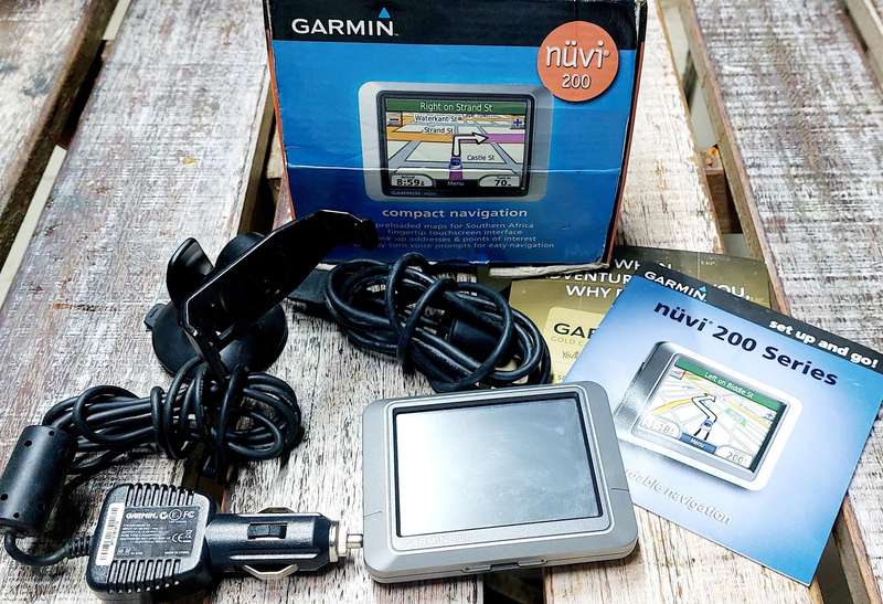 garmin nuvi 200 in box with all attachments and cables