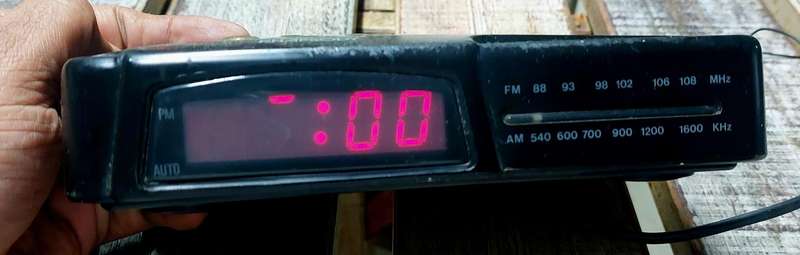 clock radio works perfectly only hour digit faulty see pictures